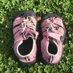 Great Keen kid shoes. Around a size 10/11.